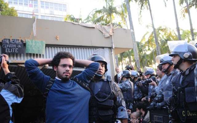 guerra policiais e estudantes da USP