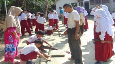 Langkah 1 membuqt besek/piti memotong bambu sesui ukuran yang diinginkan