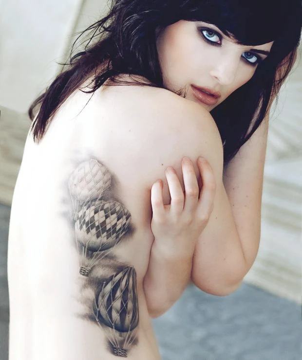 Imagen de una modelo con tatuaje de globo aerostático en las costillas