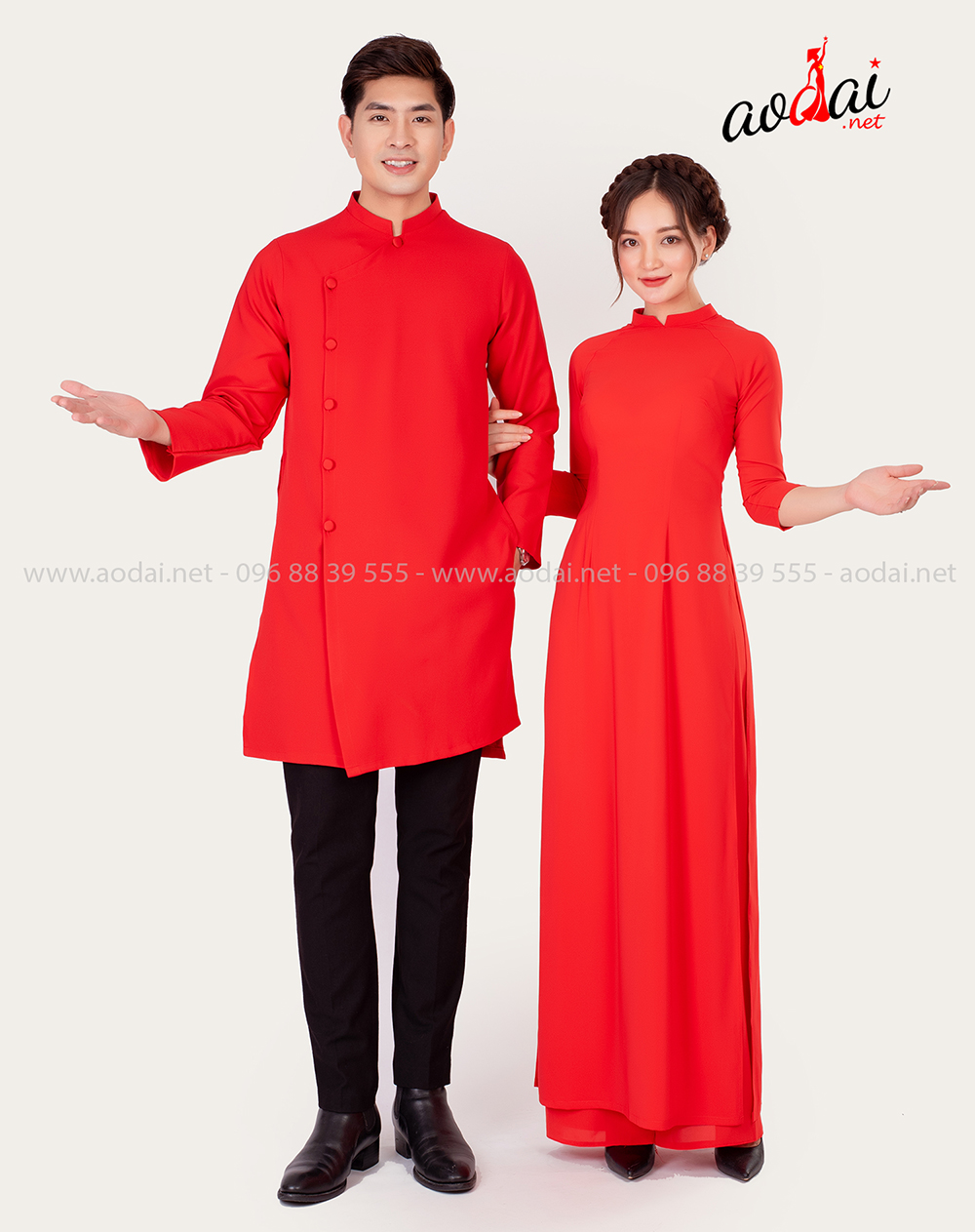 Áo dài màu đỏ cho nam và nữ