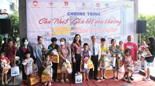 Đồng chí Triệu Lệ Khánh và TS.BS Võ Hồng Minh Công trao quà cho bệnh nhi. (Ảnh: TC) Đồng chí Triệu Lệ Khánh và TS.BS Võ Hồng Minh Công trao quà cho bệnh nhi. (Ảnh: TC)