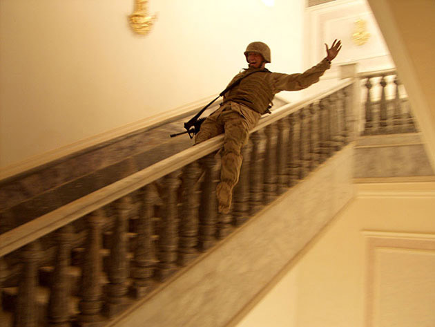 Amerikalı Bir Asker Saddam Hüseyin'in Sarayında Eğleniyor