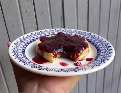 waffle com geleia de frutas vermelhas