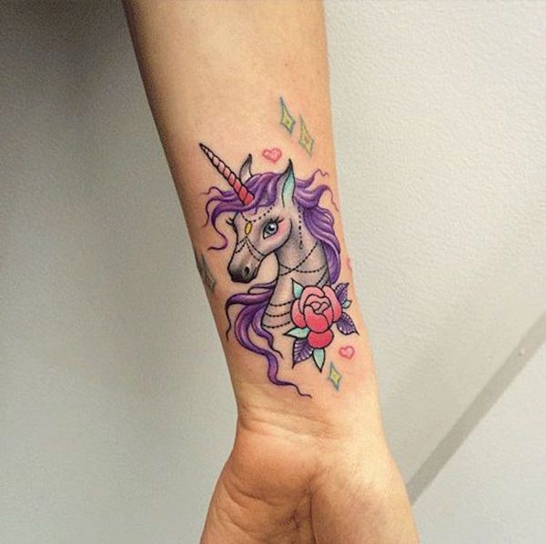 Roxo de pelo de unicornio o projeto da tatuagem