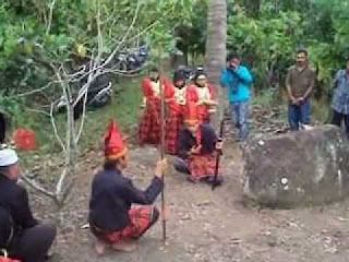 Tari Tradisional Toreang Batu Dari Suku Mandar