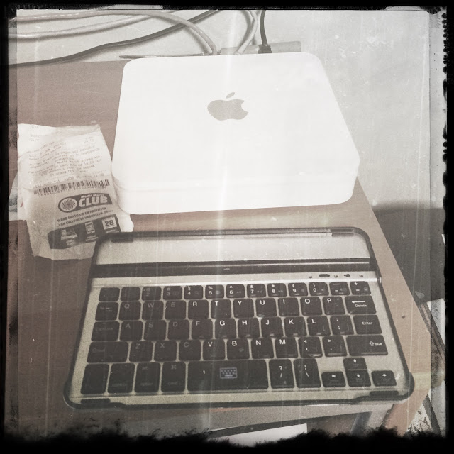 Oude Apple apparatuur en draadloos toetsenbord. Hipstamatic: Florence + Stranger. Foto: Robert van der Kroft