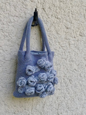 sac au crochet avec des fleurs en relief