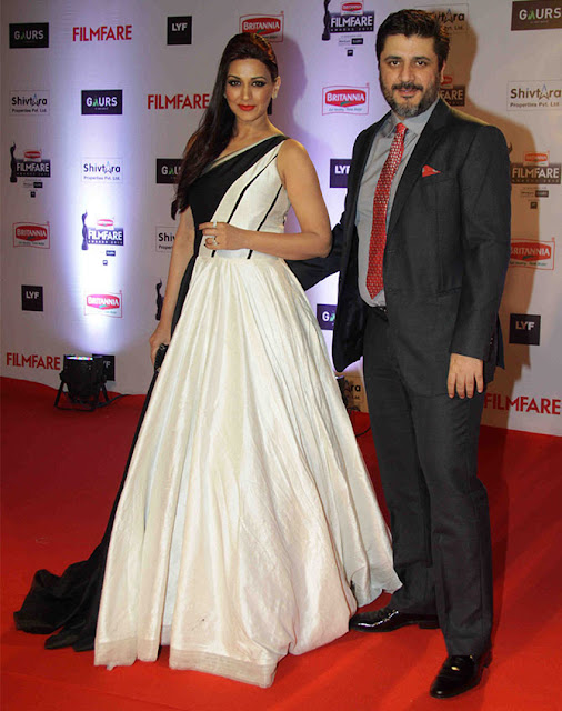 Sonali Bendre in Gorgeous Black and White Designer Gown at Filmfare Awards 2016