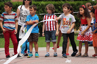 Campeonato de lanzamiento de chapela y papel higiénico infantil en las fiestas de Retuerto