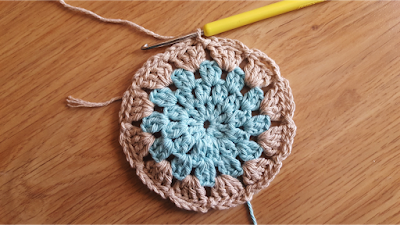 Spring crochet flower coasters - with free pattern