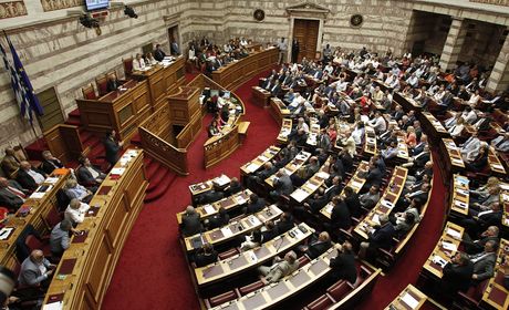 O partido no poder, o Syriza, aprovou o acordo graças ao apoio das forças políticas de oposição pró-europeias.
Segundo a televisão estatal da Grécia, 229 deputados votaram a favor do acordo, seis abstiveram-se e 64 manifestaram-se contra, principalmente o ex-ministro das Finanças, Yanis Varoufakis, e o presidente do Parlamento grego, Speaker Zoe Konstantopoulou.