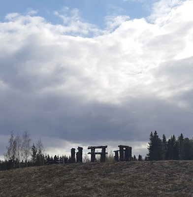 Woodhenge-puutaideteos Tampereen raitiotiereitin varrella