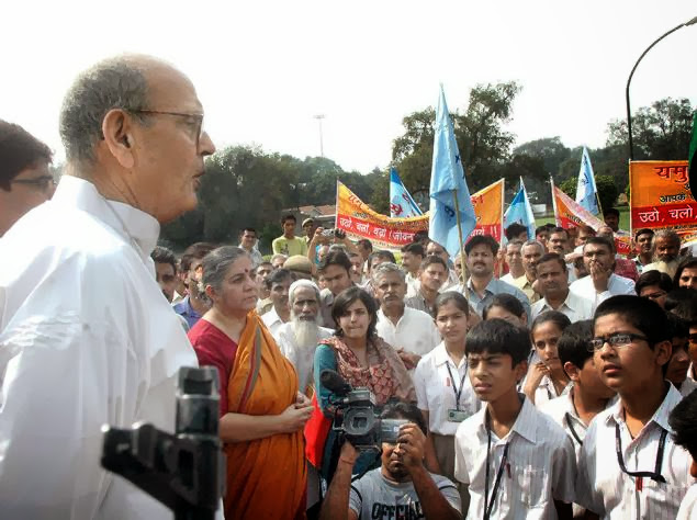 V P Singh addressing the public - Photo courtsy The Hindu