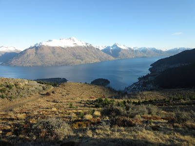 Lago Wakatipu y Queenstown desde el sendero de Queenstown Hill, Nueva Zelanda