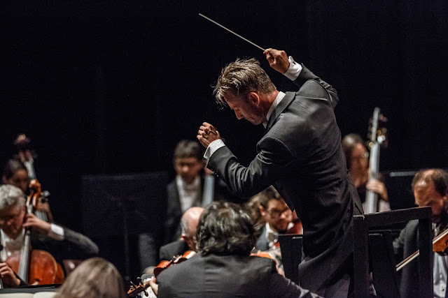 Alexander Shelley and NAC Orchestra (Photo: Dwayne Brown)