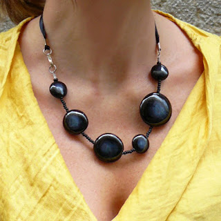 cadeau femme noces de faïence collier chic avec galets noirs en céramique