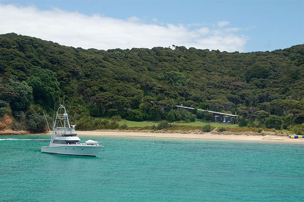 Privatstrand mit weissem Sand in den Tropen