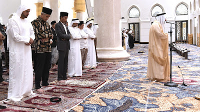 Presiden Jokowi Salat Tarawih Berjemaah di Masjid Raya Sheikh Zayed