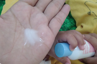 Telapak tangan dituang kira-kira Baby Lotion