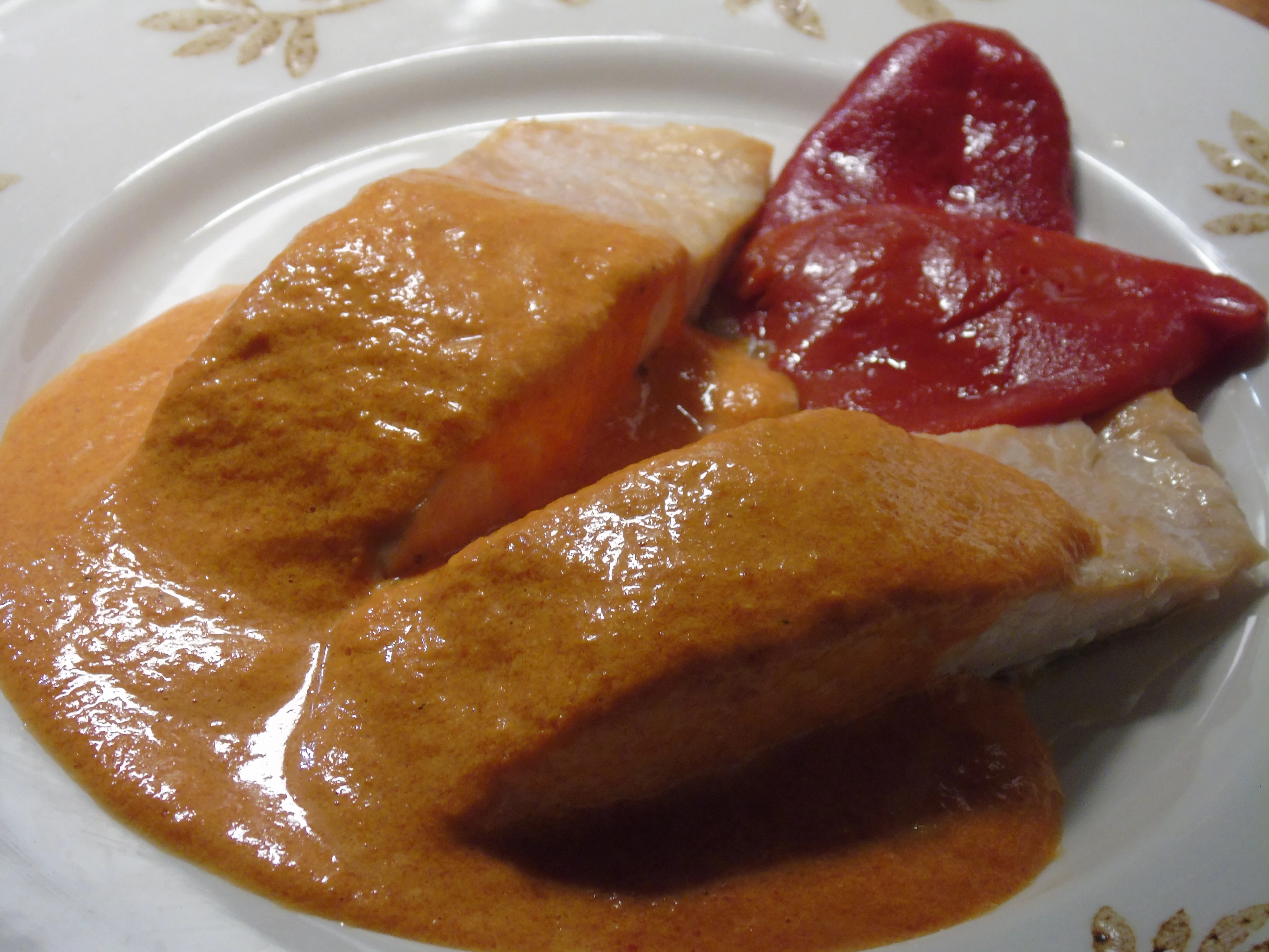 Salmón_con_salsa_de_pimientos_del_piquillo