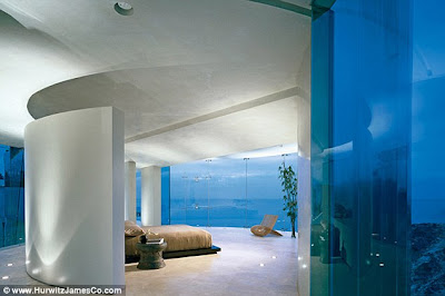 (America)  - Mansion made of glass in San Diego