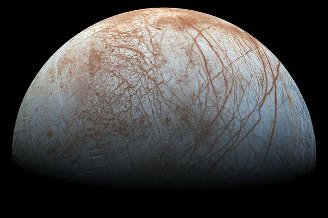 Los impactos de asteroides y cometas podrían aportar la química de la vida a Europa, la luna de Júpiter