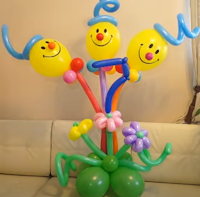 Lustig gestaltete bunte Ballonmännchen zur Festdekoration.