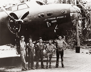 Soldati posano in fronte ad un aereo da guerra Nouméa, Gennaio 1943