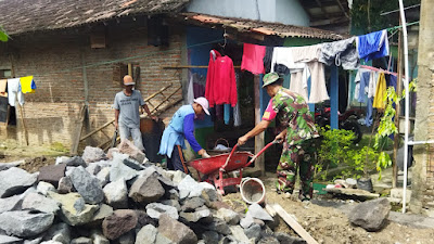 Ciptakan Keakraban bersama Warga Binaan, Babinsa Bantu Bangun Pondasi Rumah