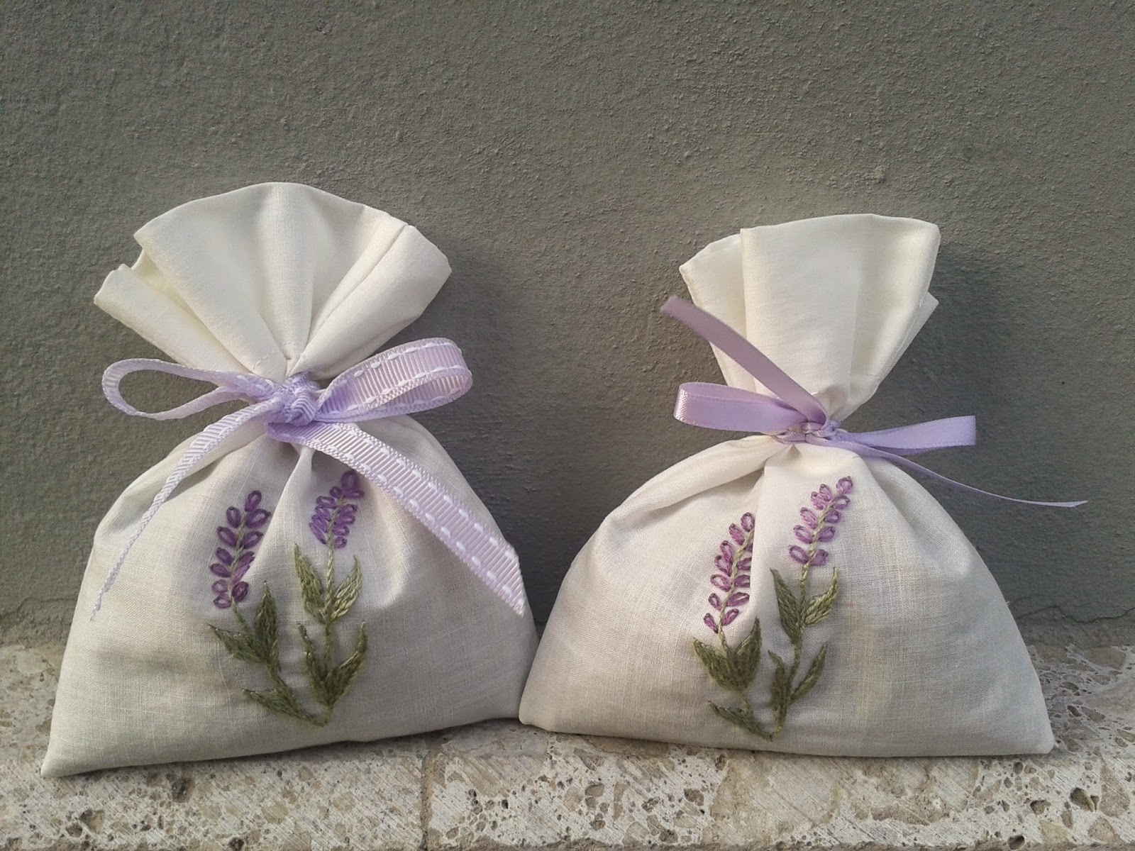 http://silviainpuntadago.blogspot.it/2014/11/sacchetti-porfumati-alla-lavanda.html