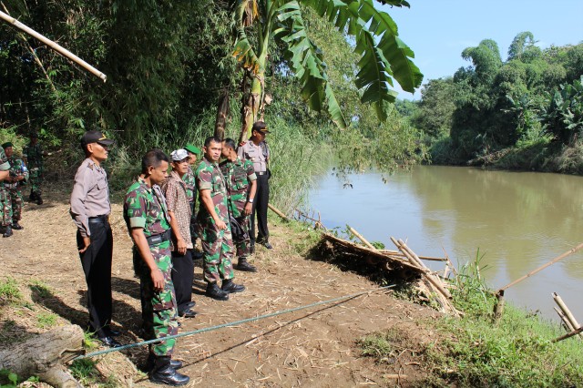 DANREM 074 WRT TINJAU JEMBATAN SESEK YANG PUTUS DI TERJANG BANJIR