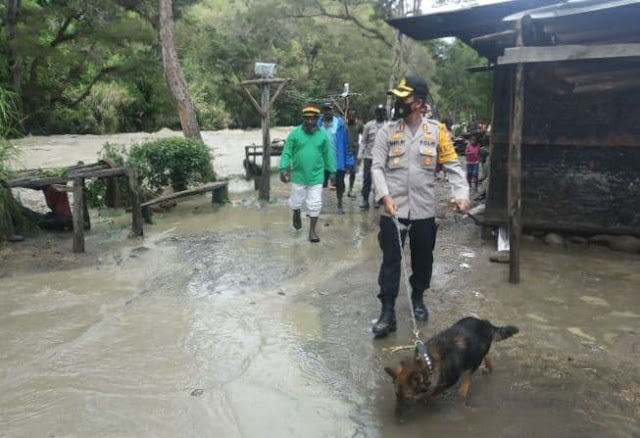 Daniel Prionggo Tinjau Lokasi Banjir dan Beri Bantuan ke Masyarakat Desa Yakobak Lanny Jaya