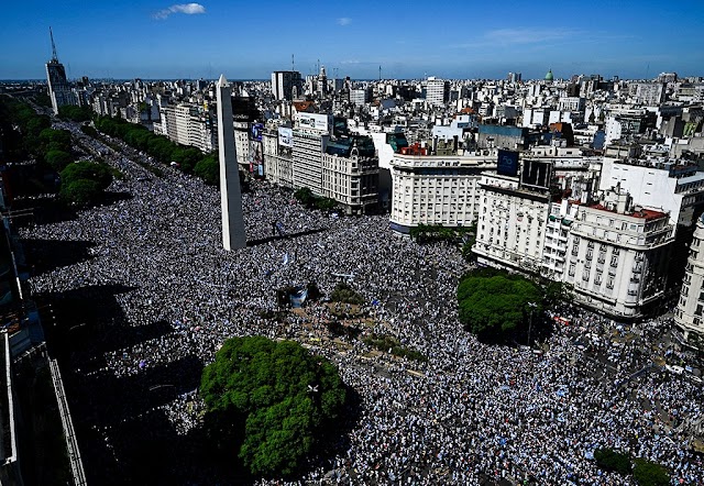 الرئاسة الأرجنتينية تعتذر عن فشل احتفال أبطال العالم 