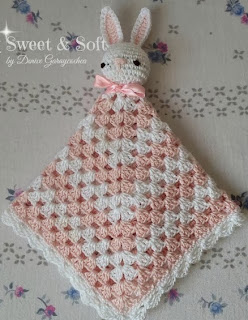 http://dghlamagiadelcrochet.blogspot.ch/2013/12/mantita-de-apego-conejita.html