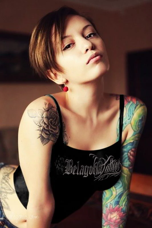 Preciosa modelo posando con tatuajes femeninos