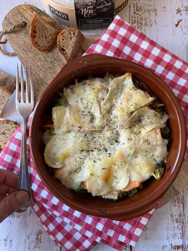 Raclette de verduras con salmón y queso