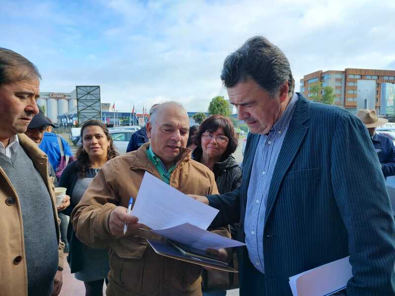 Ministro de Agricultura en Osorno: dirigentes locales llegaron a la Casa del Folclore para expresar sus demandas