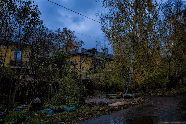 Старые пошарпанные дома поздней осенью