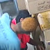 Romance: casal de criminosos é flagrado aos beijos após invadir e furtar farmácia; veja vídeo