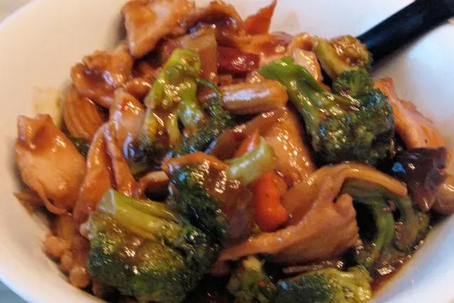 Perfect Sliced Chicken and Vegetables with Spicy Hunan Sauce