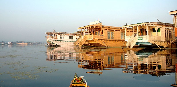 dal jheel houseboat