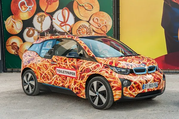 Maurizio Cattelan crea un BMW i3 “Spaguetti Car”