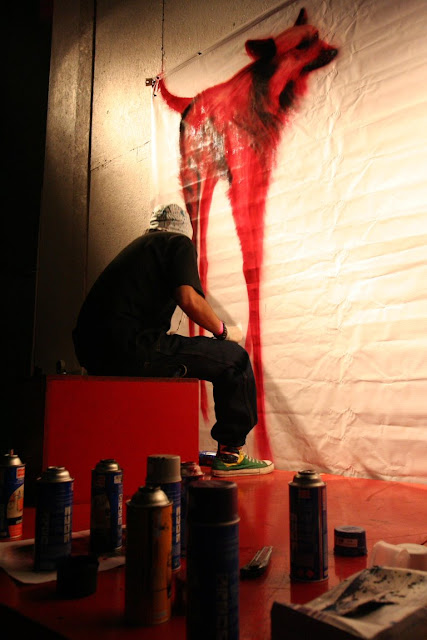 izak pintando graffiti en vivo, chile