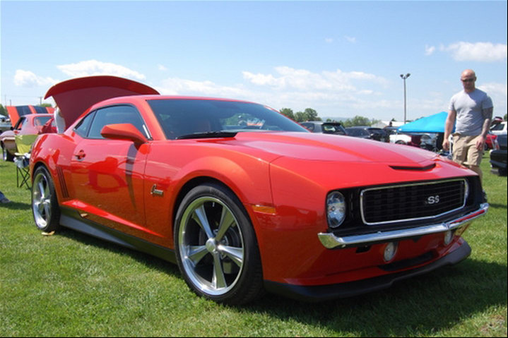 What caught our attention is of course the muscle car's custom fascia that's