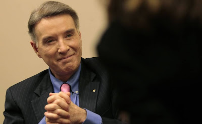 Ações das empresas de Eike Batista caem tanto, que ele deixou de ser bilionário, diz agência de notícias Bloomberg.