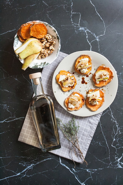 Crostini di patate dolci con formaggio, pere e aceto balsamico