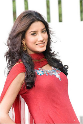 Mehwish Hayat's Latest Photo Shoot in Karachi! |