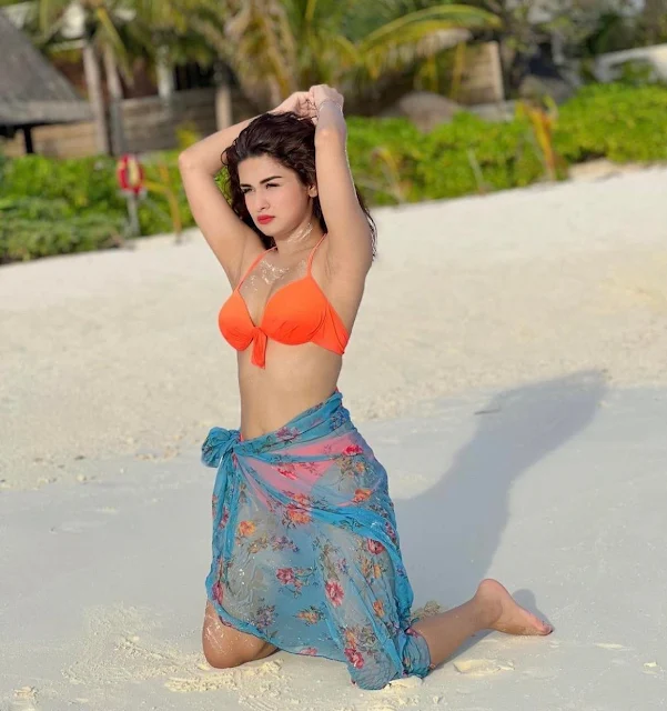 अवनीत कौर नरिंगी ब्रा मे बीच की रेती मे आनंद लेती हुई, Avneet Kaur Naringi enjoys in the middle sand in a bra