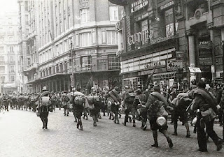 Una columna de soldados catalanes desfila por la Gran Vía madrileña.