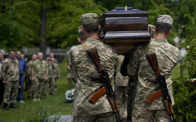 Militares ucranianos carregam o caixão com os restos mortais do Coronel do Exército Oleksander Makhachek durante seu funeral em Zhytomyr, Ucrânia, sexta-feira, 3 de junho de 2022. De acordo com os camaradas de combate, Makhachek foi morto lutando contra as forças russas quando um projétil caiu em sua posição em 30 de maio. (Foto AP/Natacha Pisarenko)